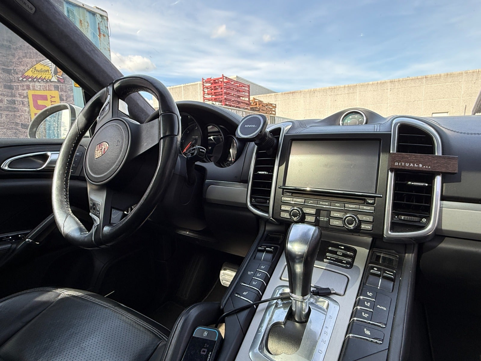 Hvid Porsche Cayenne fra 2010