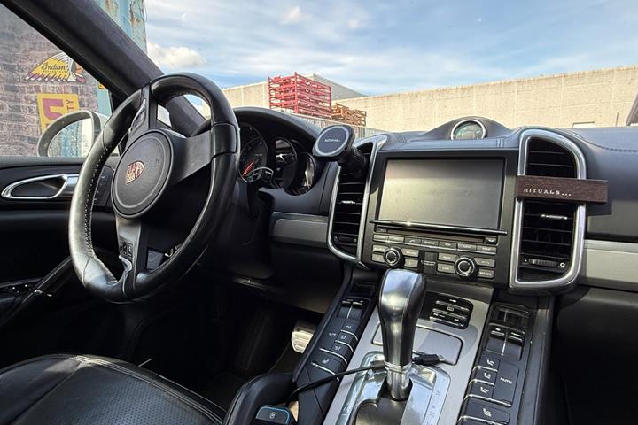 Hvid Porsche Cayenne fra 2010