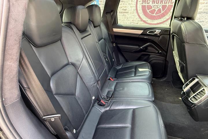 Hvid Porsche Cayenne fra 2010