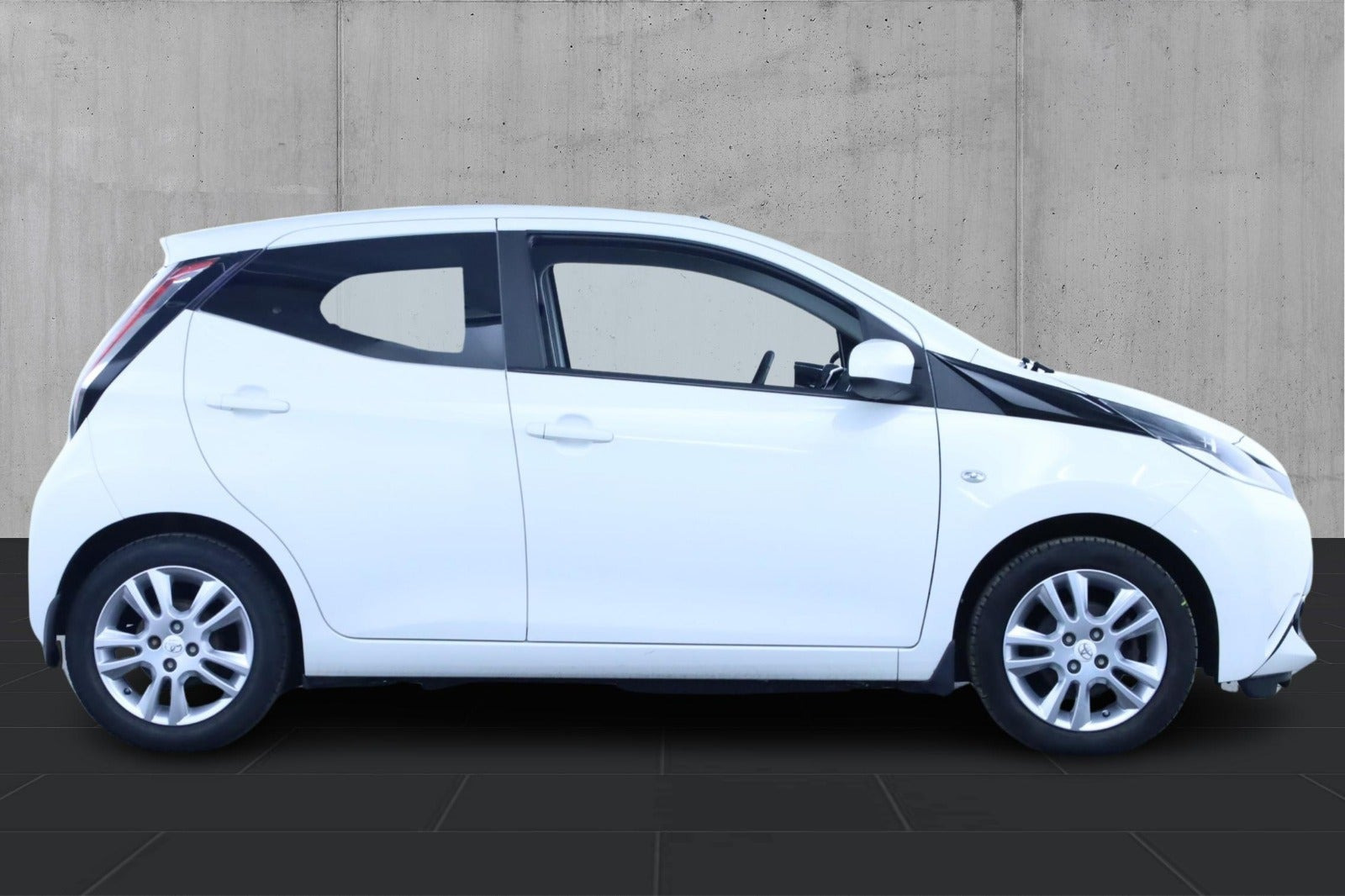 Hvid Toyota Aygo fra 2015