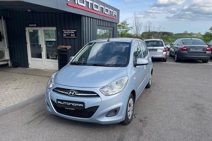 Blå Hyundai i10 fra 2012 set udefra