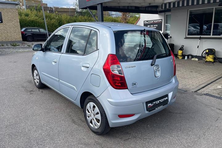 Blå Hyundai i10 fra 2012