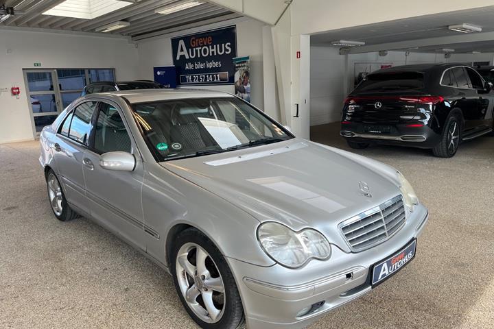 Sølv Mercedes C180 fra 2003 set udefra