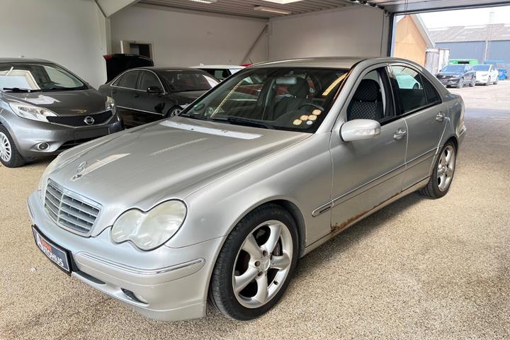 Sølv Mercedes C180 fra 2003
