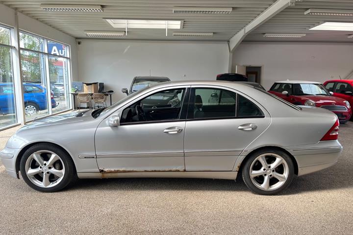 Sølv Mercedes C180 fra 2003