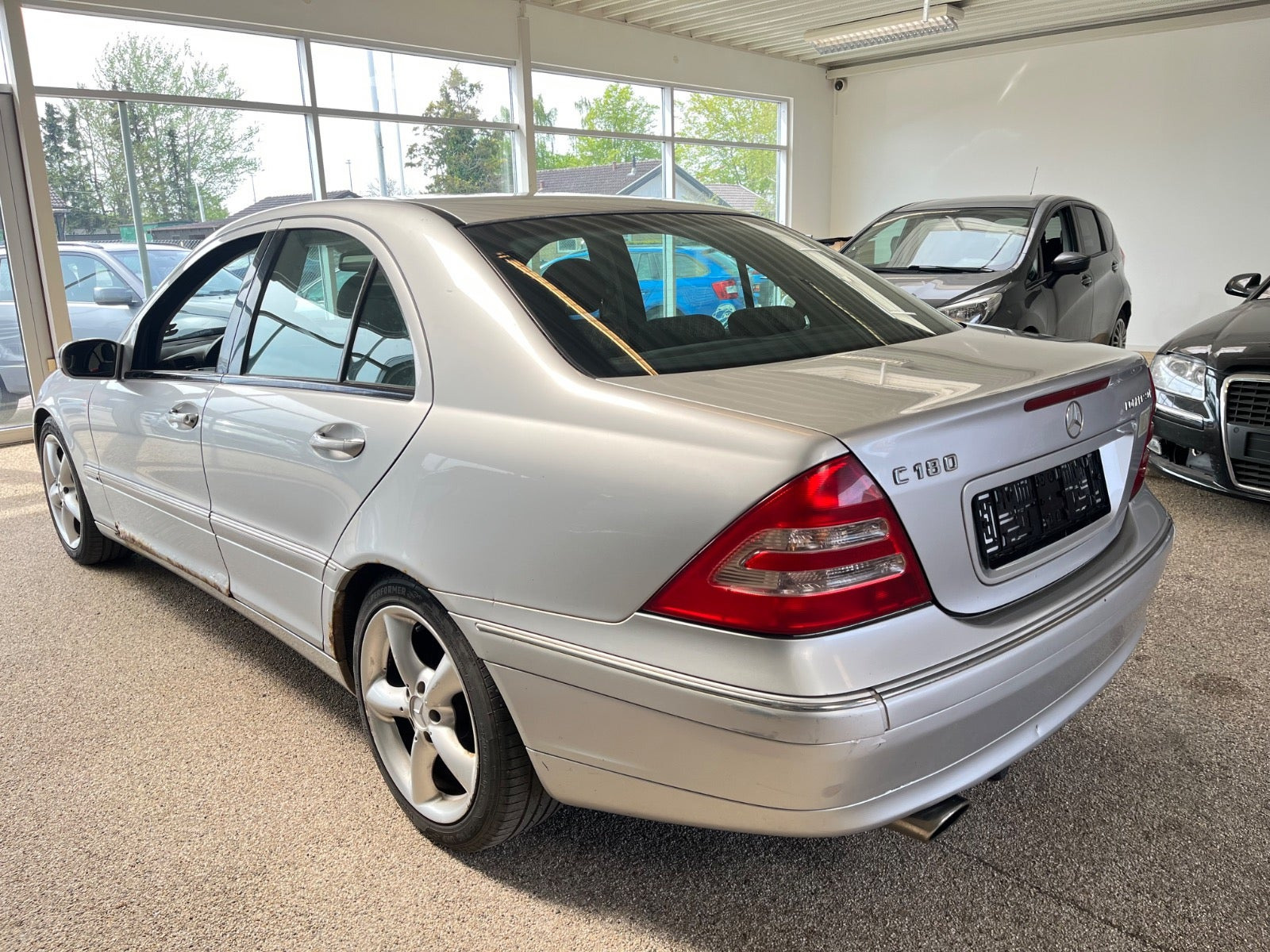 Sølv Mercedes C180 fra 2003