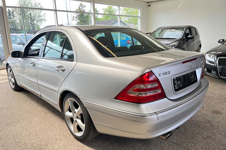 Sølv Mercedes C180 fra 2003