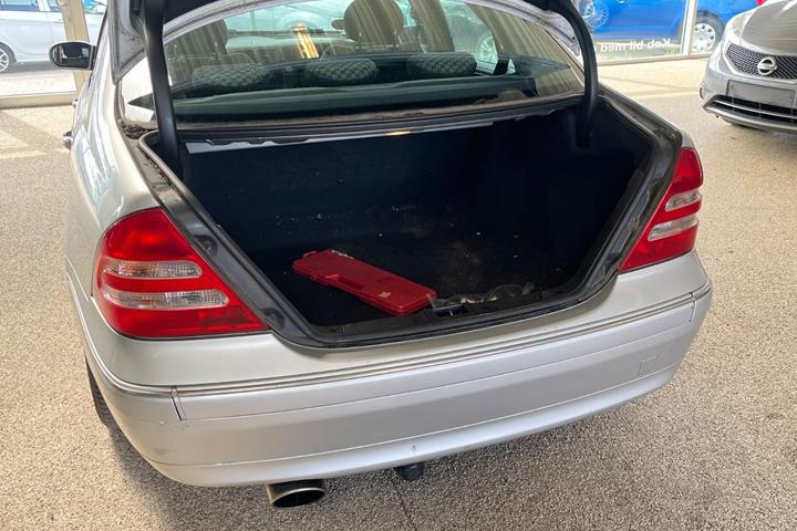 Sølv Mercedes C180 fra 2003