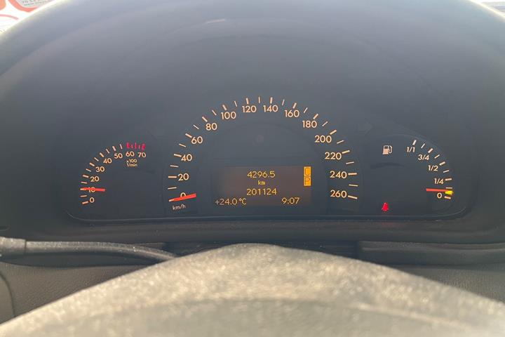 Sølv Mercedes C180 fra 2003