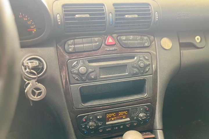 Sølv Mercedes C180 fra 2003