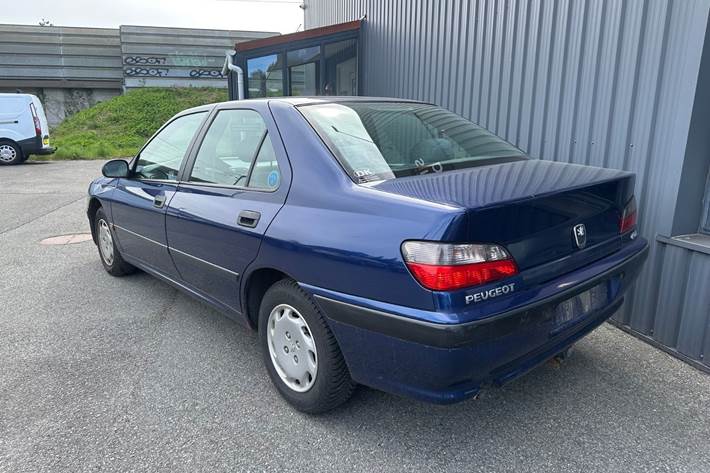 Blå Peugeot 406 fra 1997