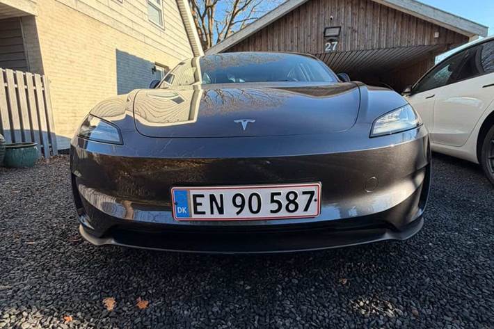 Grå Tesla Model 3 fra 2024