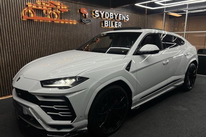 Hvid Lamborghini Urus fra 2021 set udefra