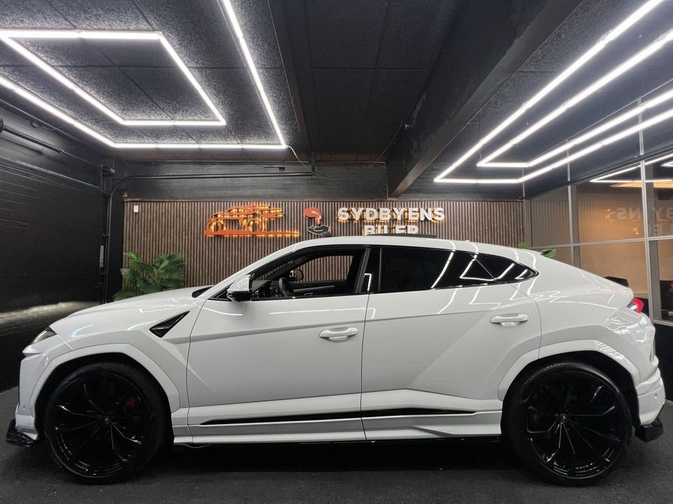 Hvid Lamborghini Urus fra 2021