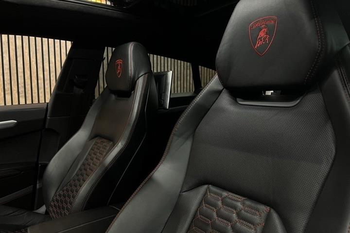 Hvid Lamborghini Urus fra 2021