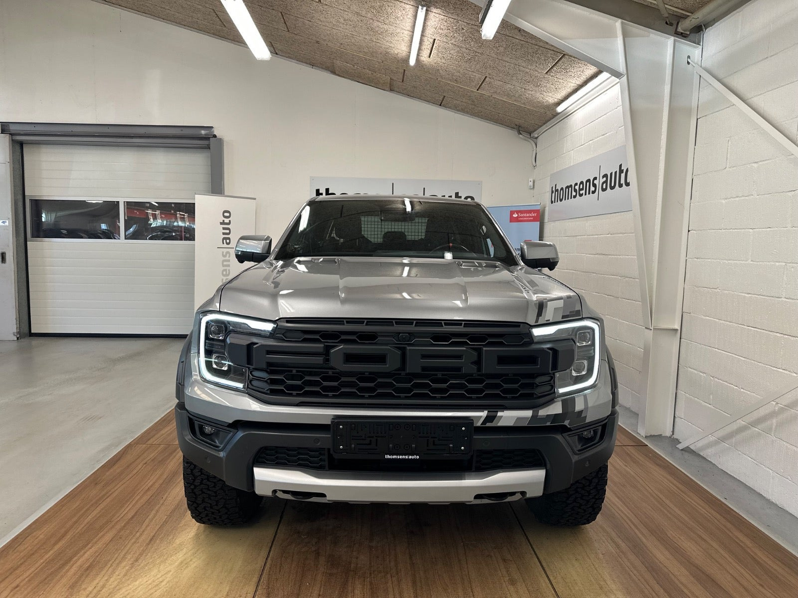 Sølv Ford Ranger Raptor fra 2024 set udefra