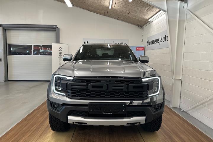 Sølv Ford Ranger Raptor fra 2024 set udefra