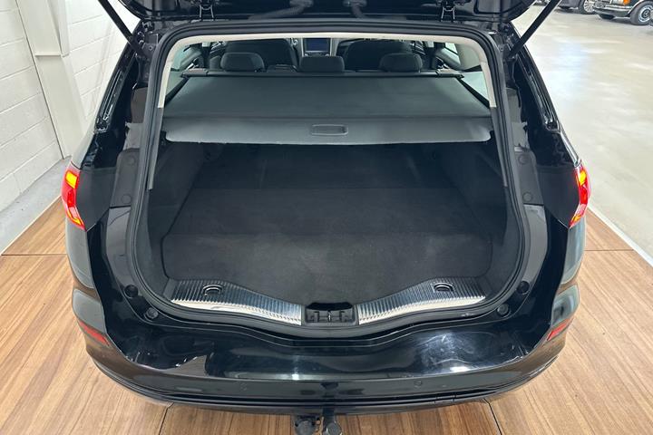 Sort Ford Mondeo fra 2020