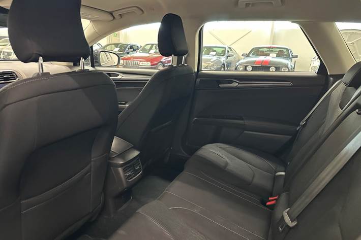 Sort Ford Mondeo fra 2020