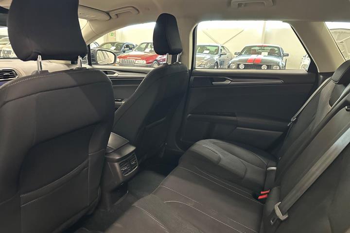 Sort Ford Mondeo fra 2020