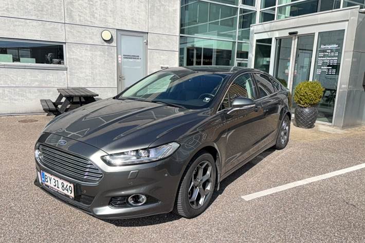 Grå Ford Mondeo fra 2018