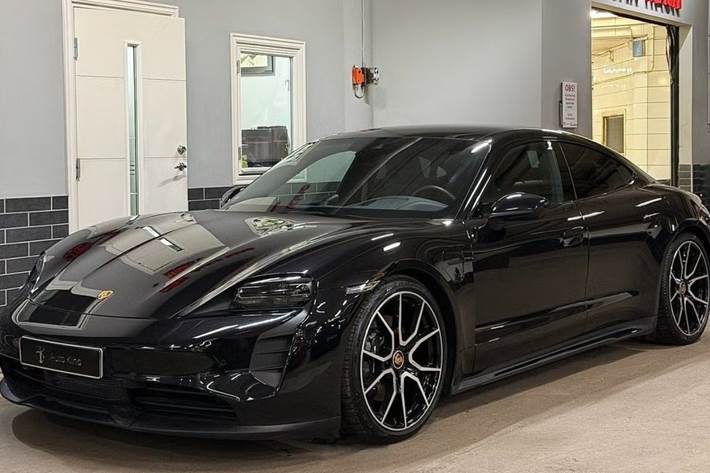 Sort Porsche Taycan fra 2023