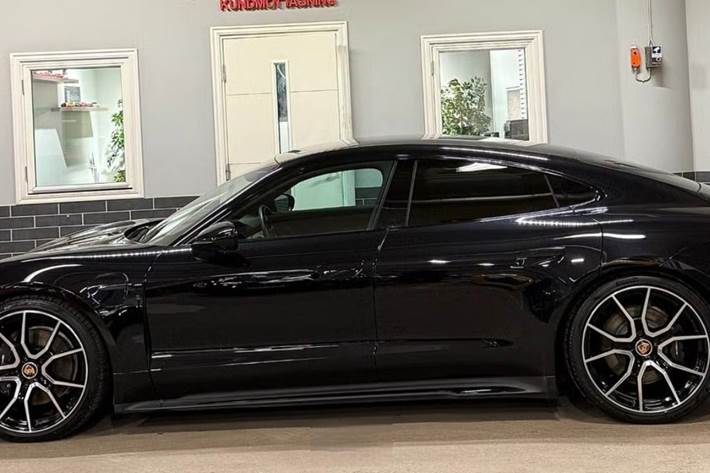 Sort Porsche Taycan fra 2023
