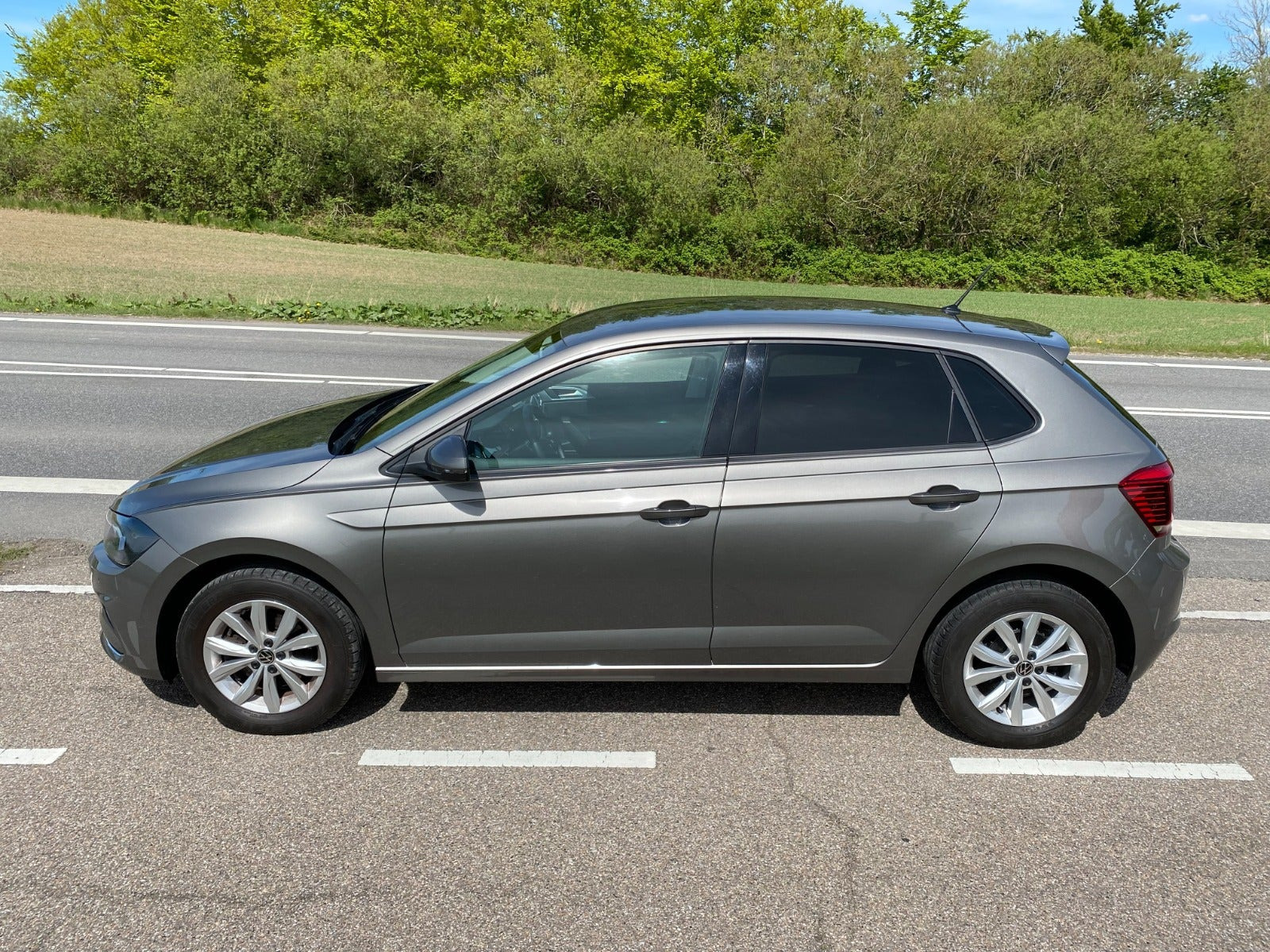 Grå VW Polo fra 2020