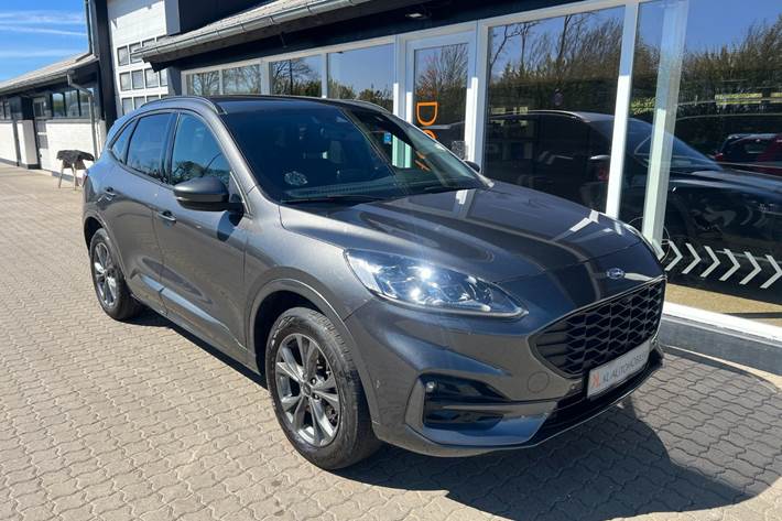 Grå Ford Kuga fra 2023 set udefra
