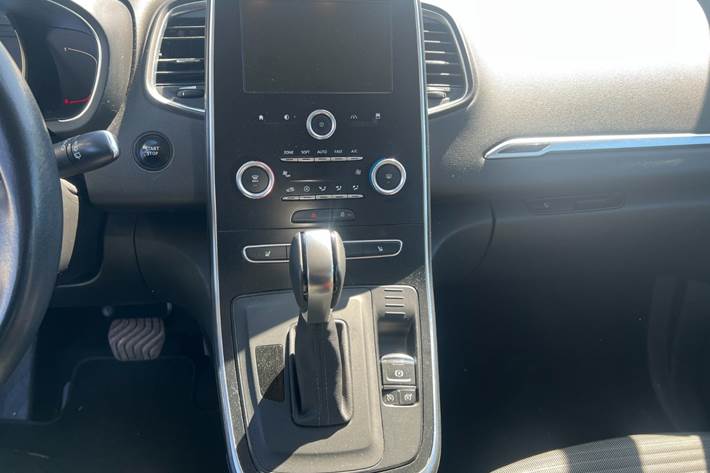 Rød Renault Grand Scenic IV fra 2017