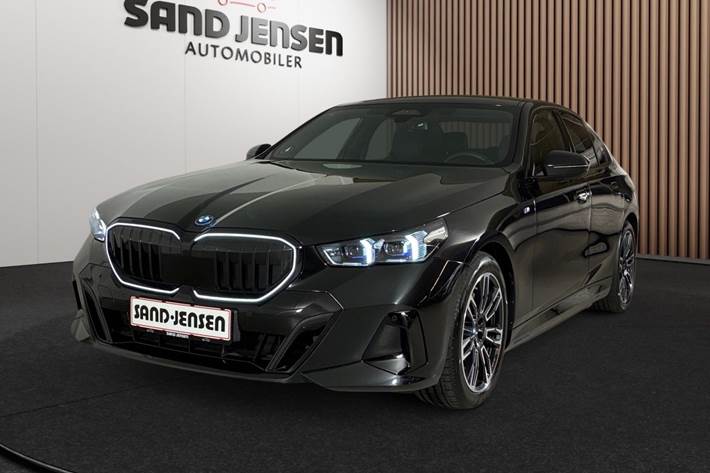 Sort BMW i5 fra 2024 set udefra