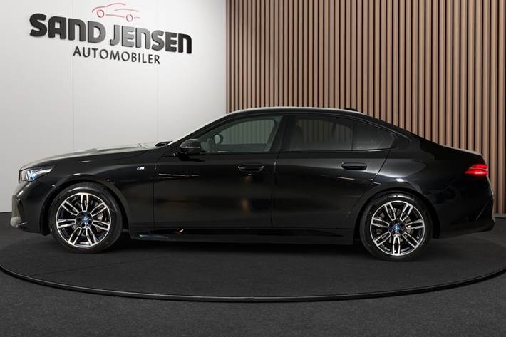 Sort BMW i5 fra 2024