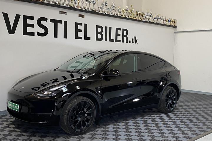 Sort Tesla Model Y fra 2023 set udefra