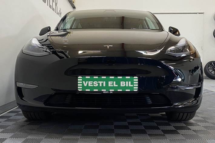 Sort Tesla Model Y fra 2023