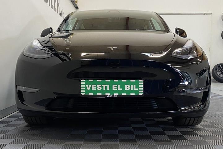 Sort Tesla Model Y fra 2023