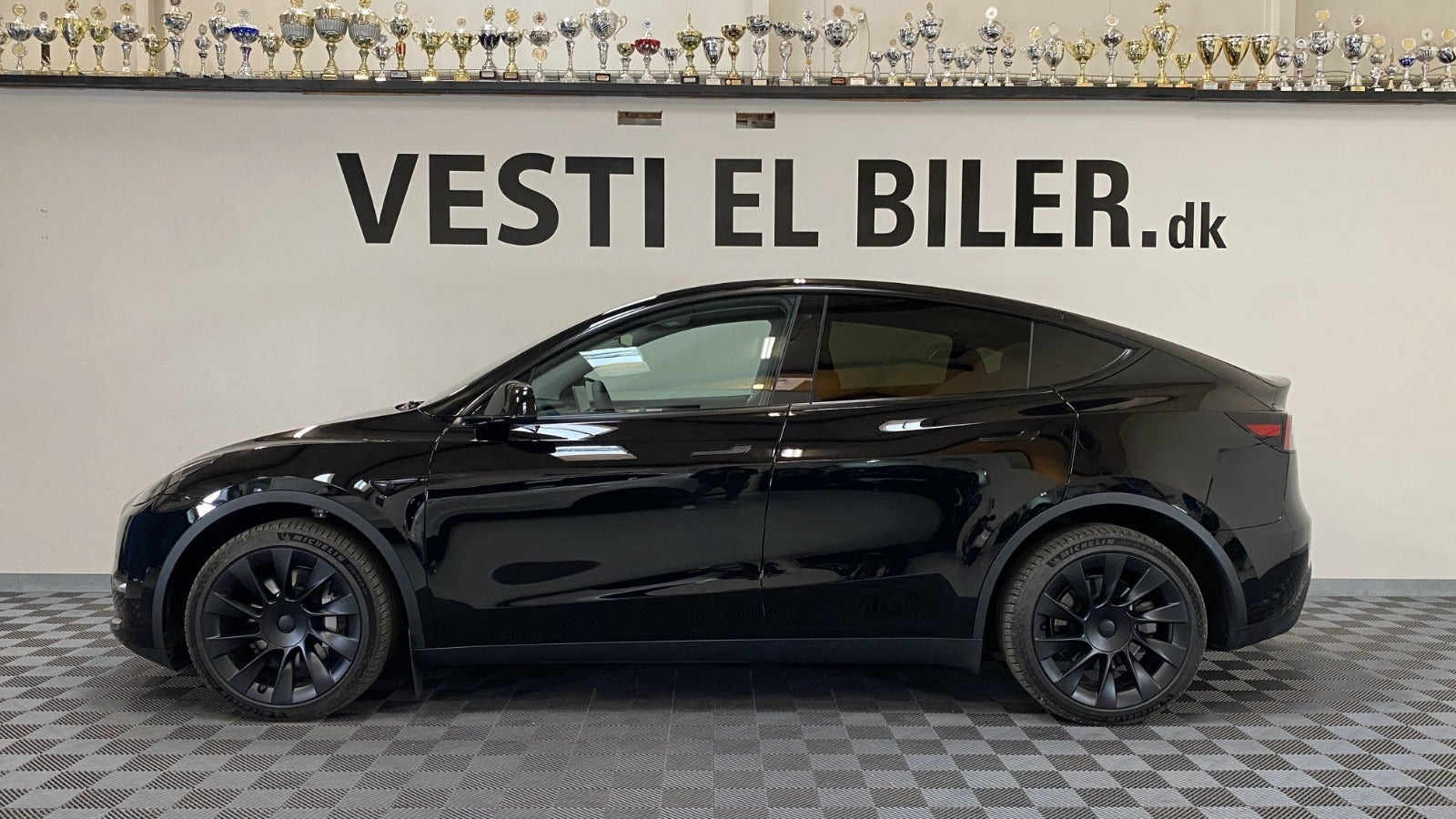 Sort Tesla Model Y fra 2023