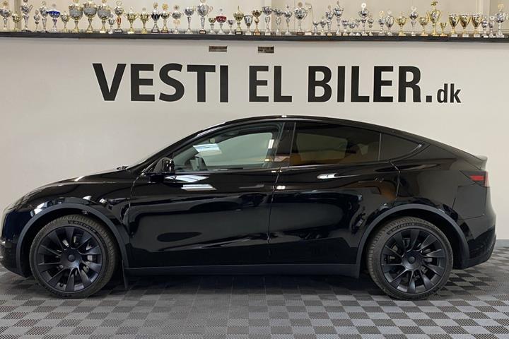 Sort Tesla Model Y fra 2023