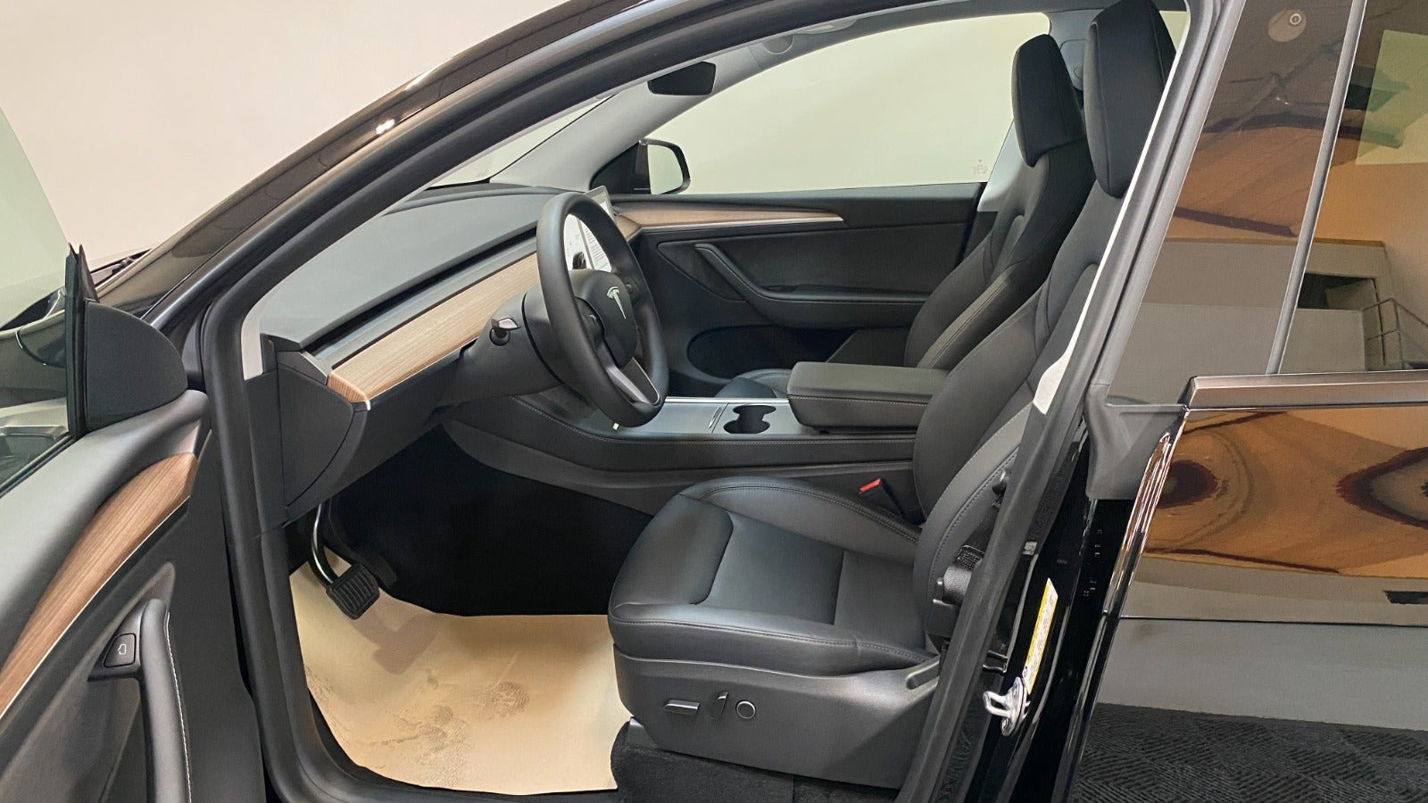 Sort Tesla Model Y fra 2023