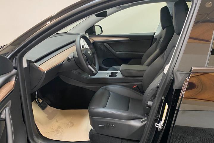 Sort Tesla Model Y fra 2023