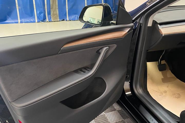 Sort Tesla Model Y fra 2023