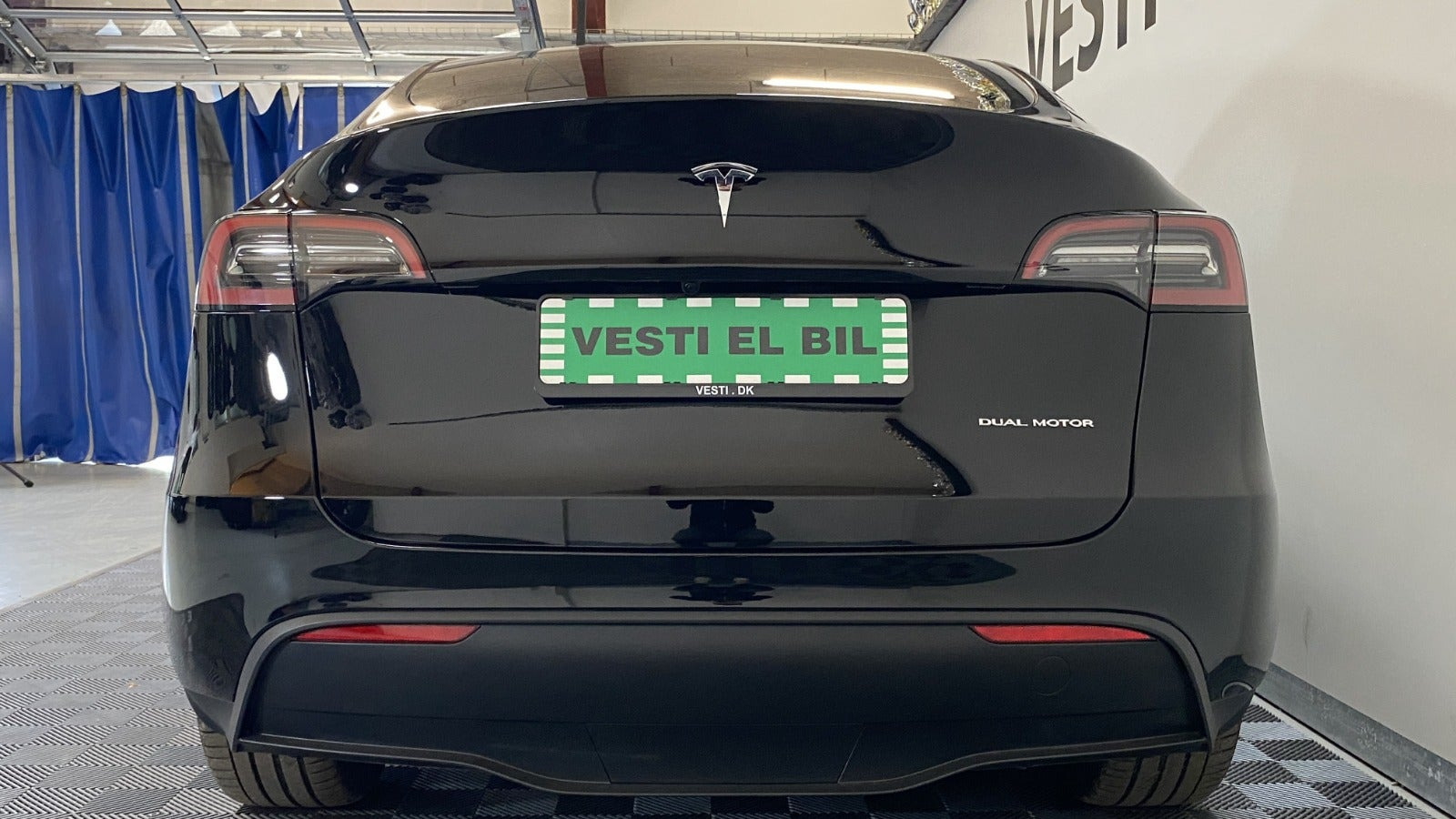 Sort Tesla Model Y fra 2023