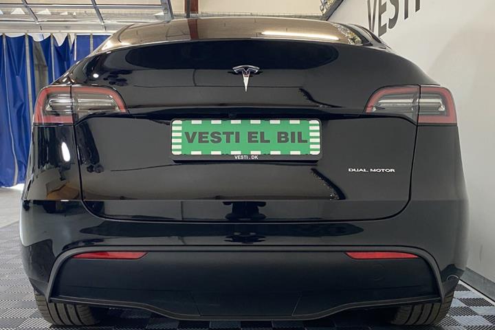 Sort Tesla Model Y fra 2023
