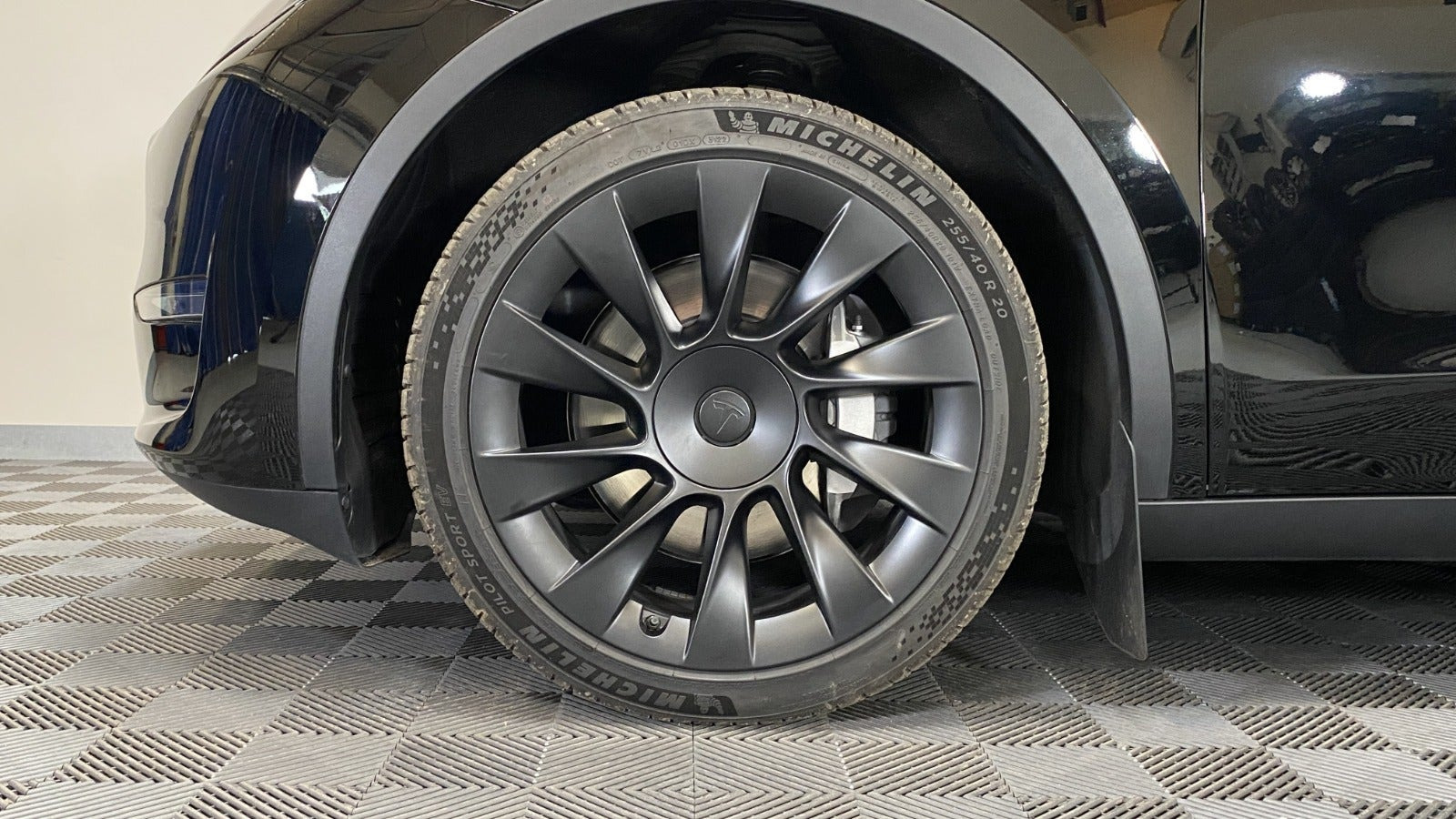 Sort Tesla Model Y fra 2023