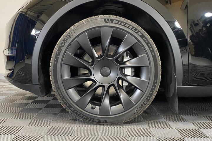 Sort Tesla Model Y fra 2023