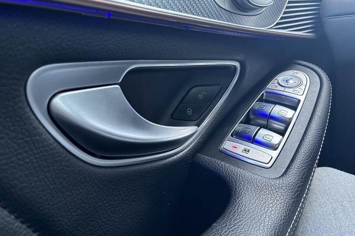 Hvid Mercedes EQC400 fra 2020
