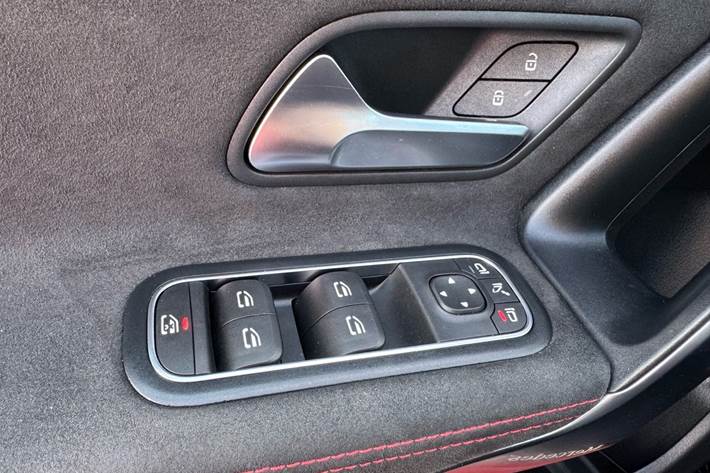 Rød Mercedes A180 d fra 2019