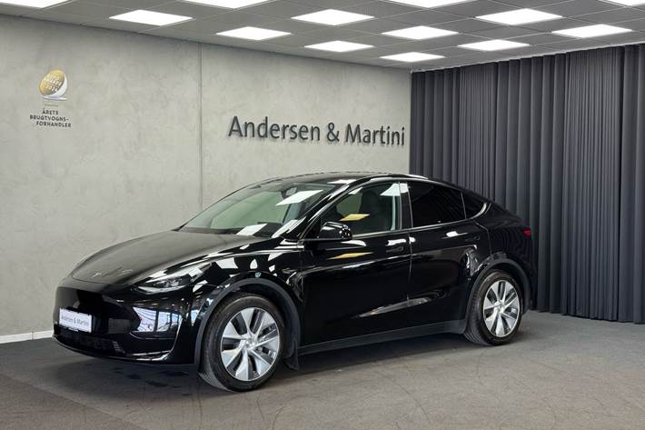 Sort Tesla Model Y fra 2023