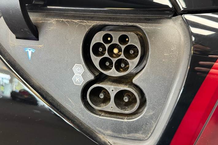 Hvid Tesla Model Y fra 2022