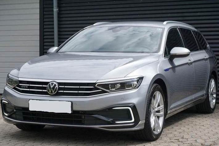 Sølv VW Passat fra 2022