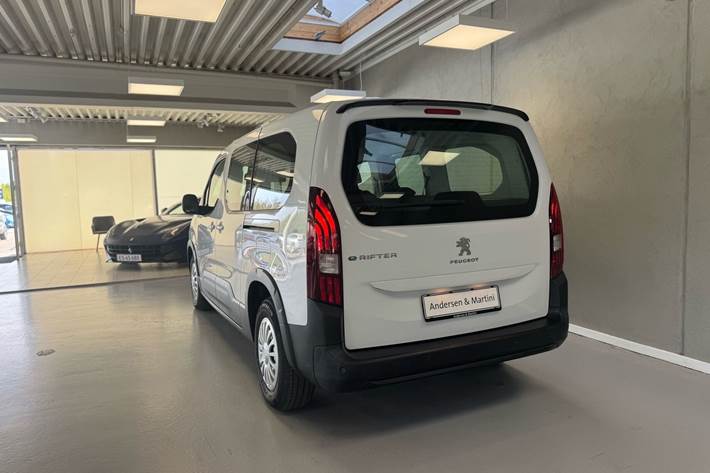 Hvid Peugeot e-Rifter fra 2025
